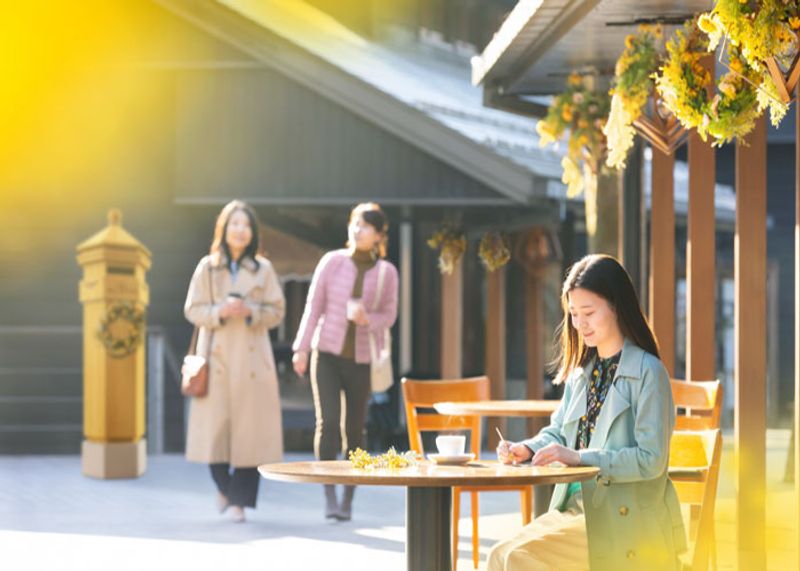 軽井沢から感謝の気持ちを伝える。「ハルニレテラス」がミモザでいっぱいに