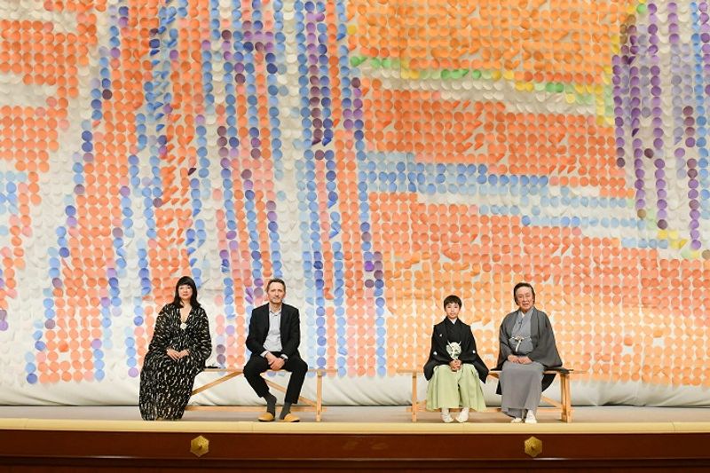 初代尾上眞秀が初舞台。舞台を華やかに彩る祝幕は「シャネル」が制作をサポート