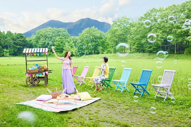 田んぼ×虹色チェアが可愛い！那須高原でピクニック