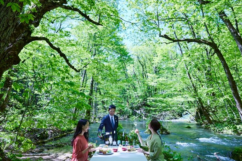 ラストチャンス！1日1組だけを特等席へご案内。新緑と渓流を楽しむランチ