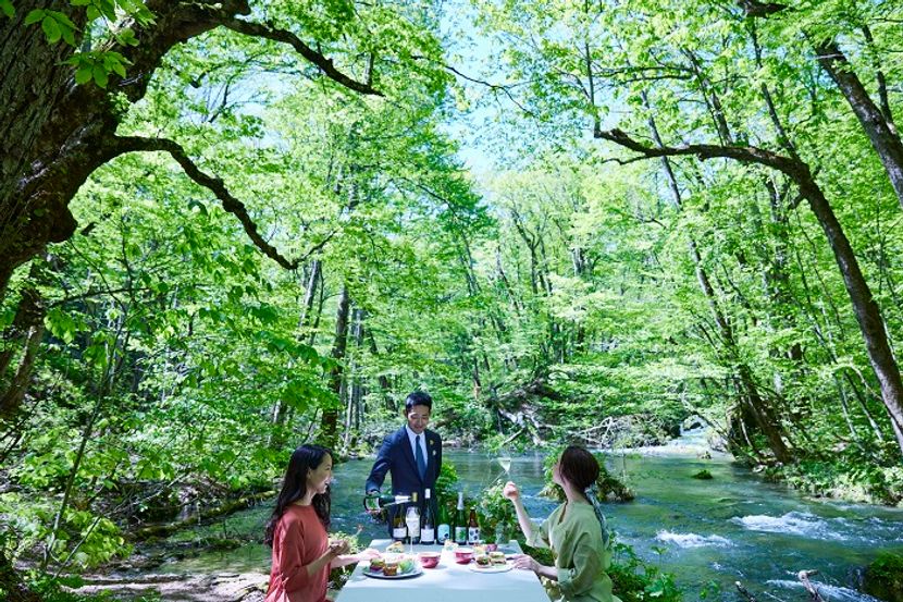 ラストチャンス！1日1組だけを特等席へご案内。新緑と渓流を楽しむランチ