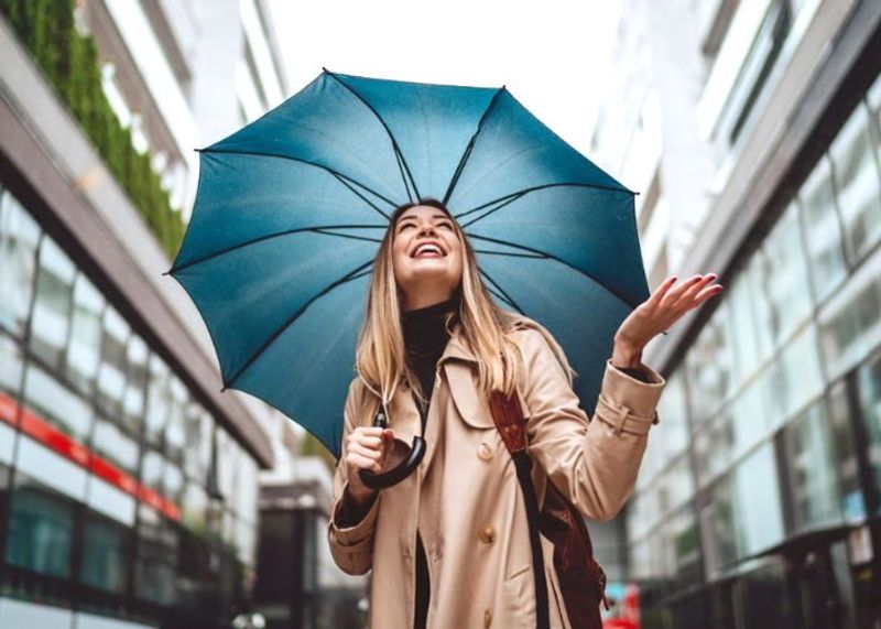 梅雨時期のうねり髪や広がりには朝シャンより夜シャンがおすすめな理由