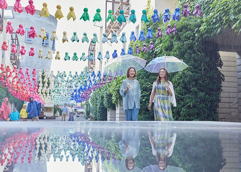 リフレクションが美しい……。雨空を彩る「ふれふれ坊主」
