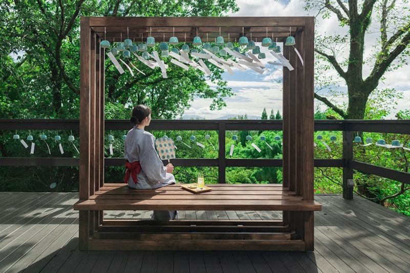 日本の夏の風物詩。温泉と涼やかな風鈴の音に癒やされる