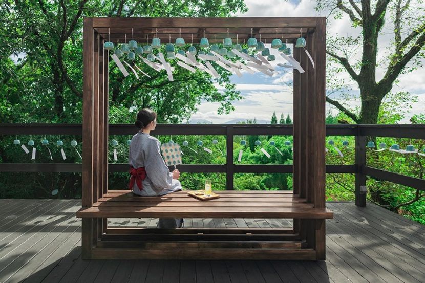 日本の夏の風物詩。温泉と涼やかな風鈴の音に癒やされる