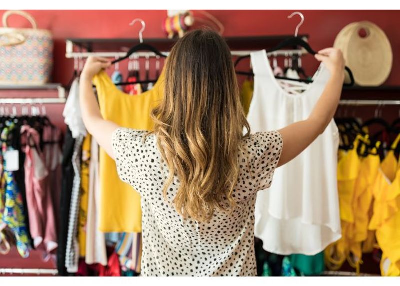 なぜ私たちは着もしない服を買ってしまうのか。その対処法とは？