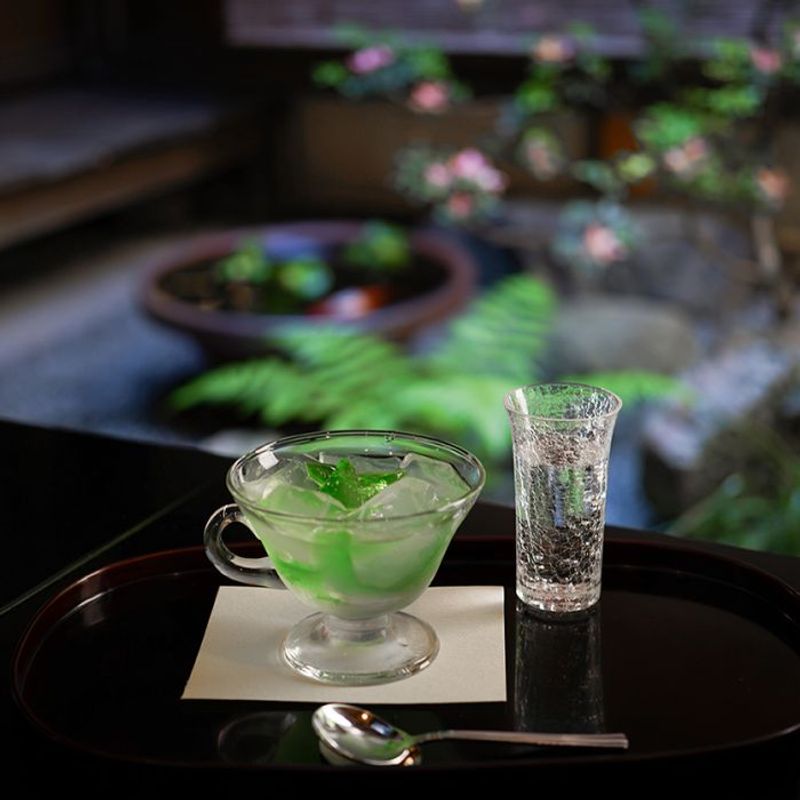 涼やかな京都の和菓子、栖園の「琥珀流し」と茶寮宝泉の「わらび餅」【町家宿おかみの､たびする京都くらす京都｡】