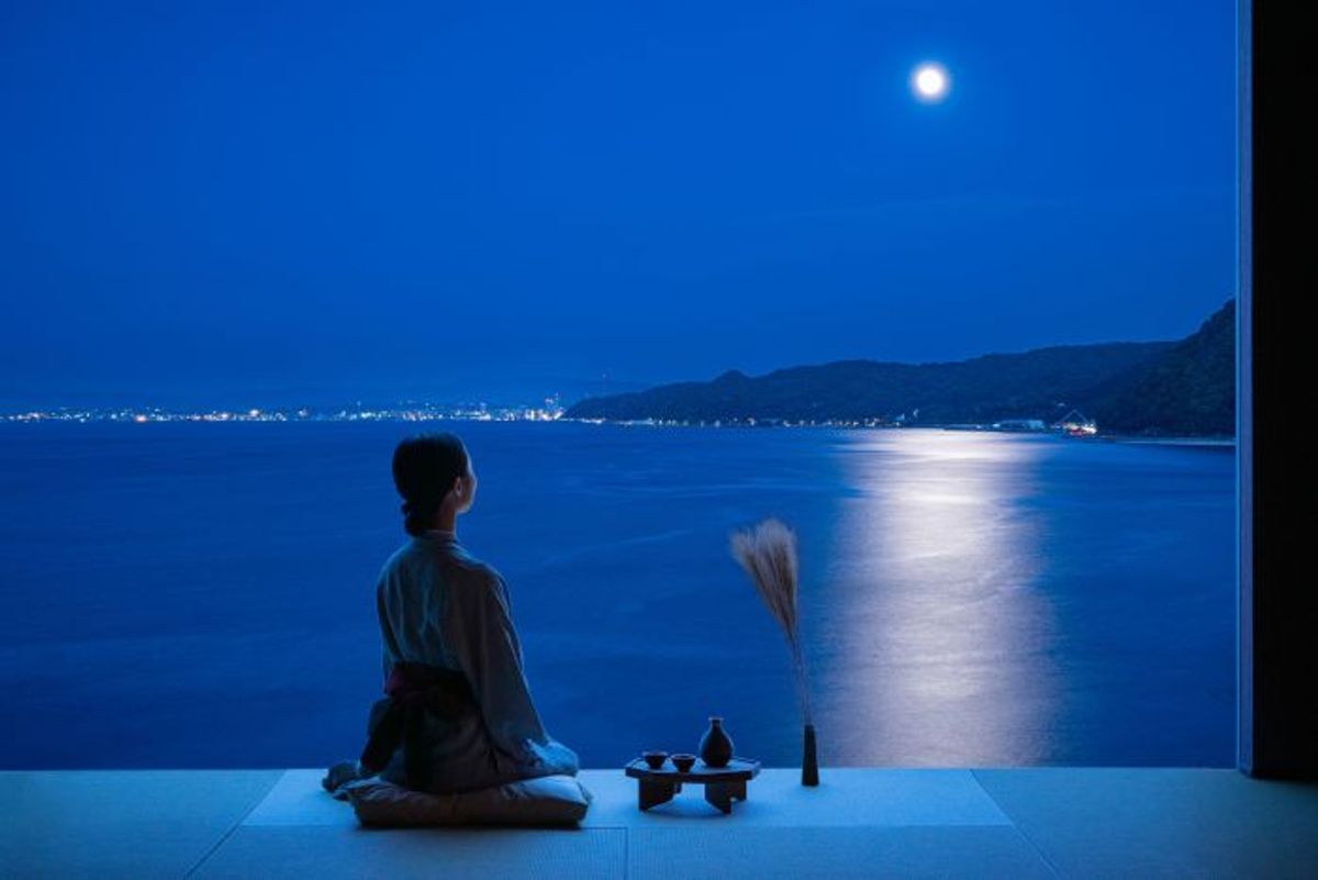ムーンロードを客室から。大分の温泉旅館「界 別府」で月見に興じる秋の夜