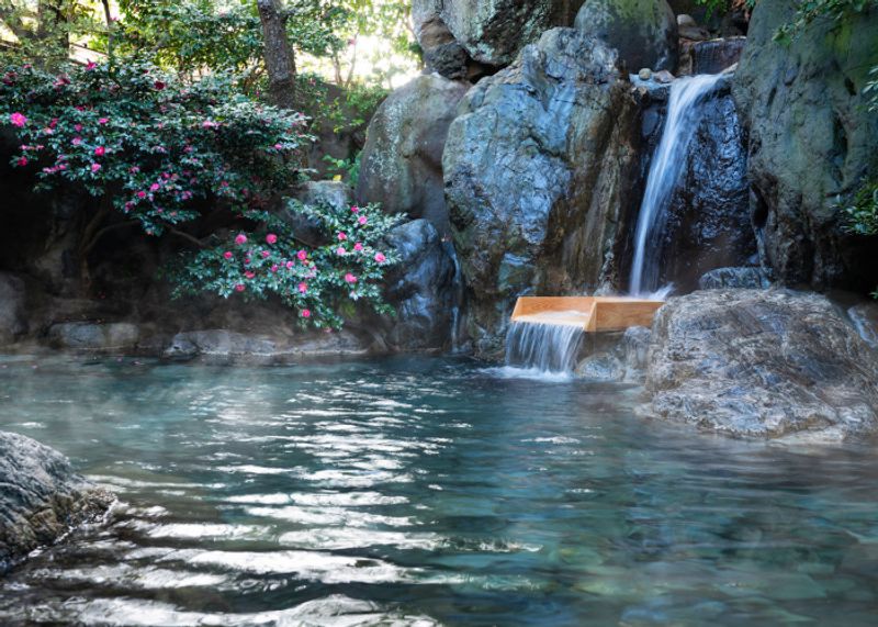 伊東温泉の湯殿や源泉プールが楽しめる「界 伊東」。伝統工芸「つるし飾り」づくり体験もおすすめ