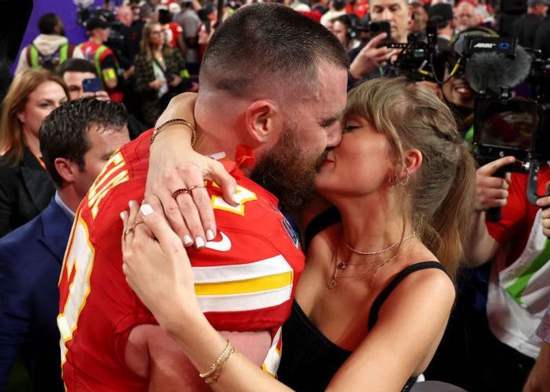 テイラー・スウィフトがスーパーボウルでつけていた“キスしても落ちないリップ”のブランドが判明