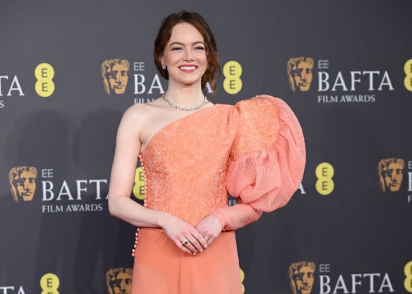 英国アカデミー賞で主演女優賞に輝いたエマ・ストーン、『哀れなるものたち』のヒロイン風ドレスで登場