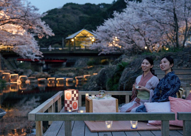 夜桜ころもに身を包む。「界 長門」で温泉街ならではのお花見を