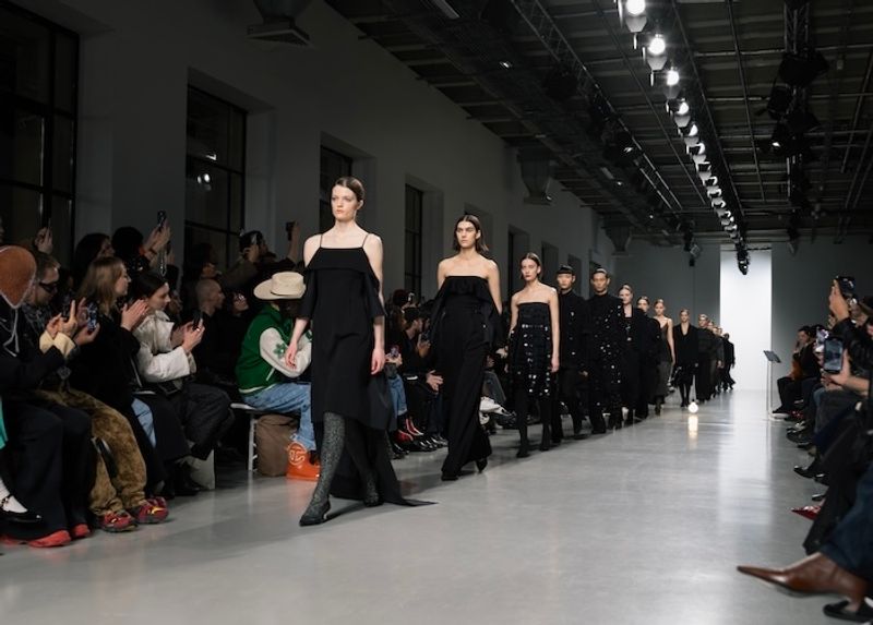 「CFCL」がパリ初のランウェイショー。リズムもたらす服を日常に