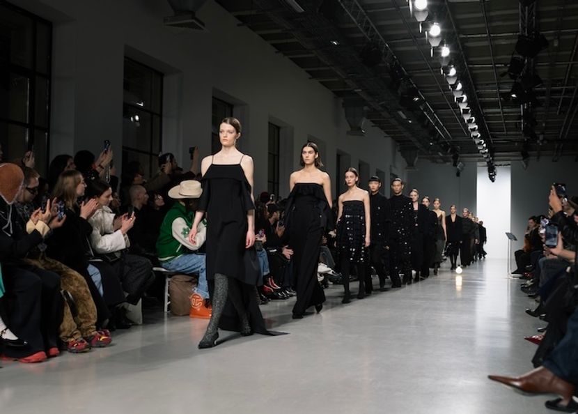 「CFCL」がパリ初のランウェイショー。リズムもたらす服を日常に