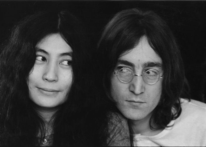 ジョン・レノンとの結婚から55年。オノ・ヨーコの“主張するファッション”をひも解く