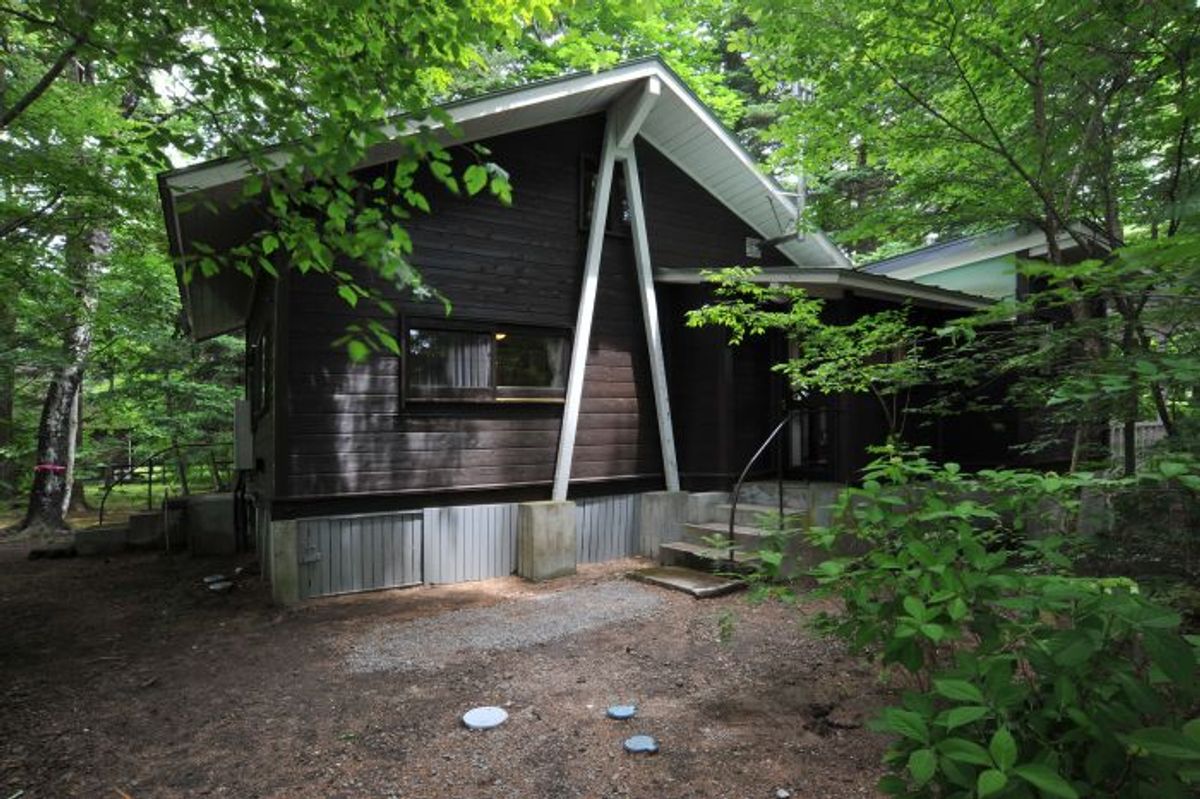 軽井沢の森に建つサスティナブルを体現する、坂倉準三の名建築
