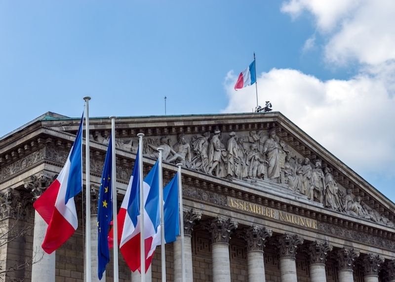 フランス、国民議会でファストファッション規制法案が全会一致で可決