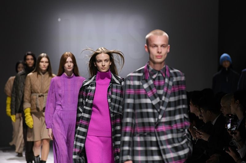 「DAKS」創業130周年のショーを開催