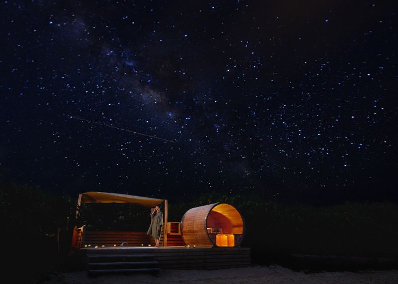 満天の星が広がる沖縄・小浜島の夏夜に、ととのうサウナ体験