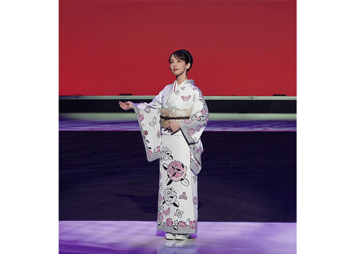 京都発の「ファッションカンタータ from KYOTO」。女優の吉岡里帆、モデルの松村沙友理がかれんな和服姿で登場