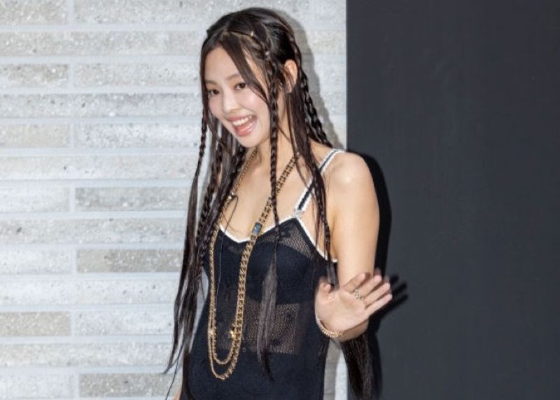BLACKPINKジェニーやNewJeansへリンも！ 韓国セレブは「三つ編みヘア」ブーム