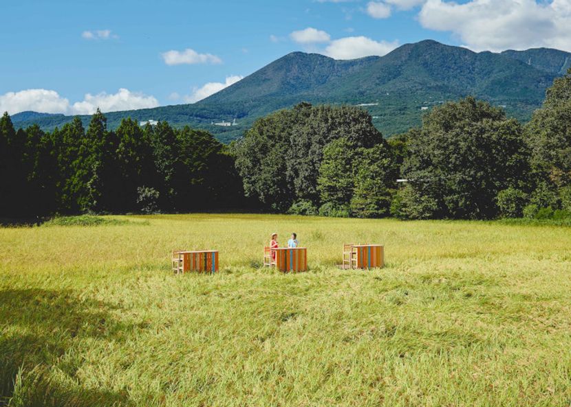 田んぼでビール。リゾナーレ那須の稲穂に囲まれた席に座り、日本の原風景を楽しむ