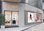「ジミー チュウ」表参道ブティックがリニューアルオープン。特注の家具が店内をモダンに彩る