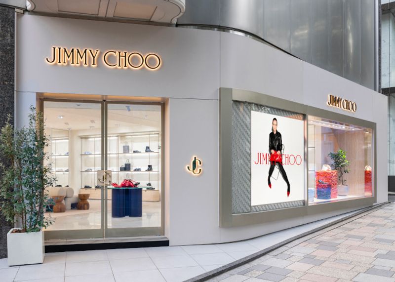 「ジミー チュウ」表参道ブティックがリニューアルオープン。特注の家具が店内をモダンに彩る