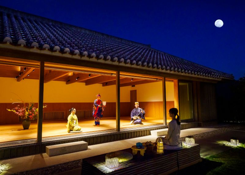 月明かりの下で。秋の夜長に、琉球王朝時代の宴に興じる