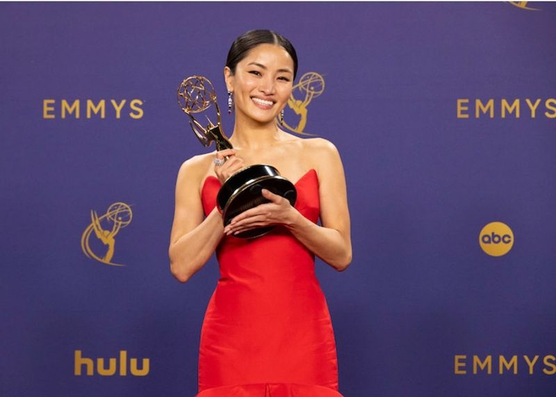 アンナ・サワイが『SHOGUN将軍』でアジア人初！ エミー賞主演女優賞受賞の快挙。“夢のドレス”をまといトロフィーを手にする