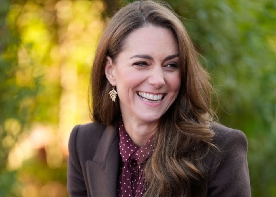 英・キャサリン皇太子妃が秋色ルックで公務にサプライズ登場。その耳元に隠された意味とは？