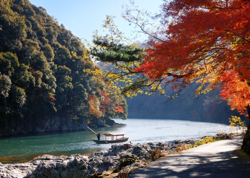 朝日に輝く紅葉に囲まれて。舟でもみじ鍋に興じる京都の朝