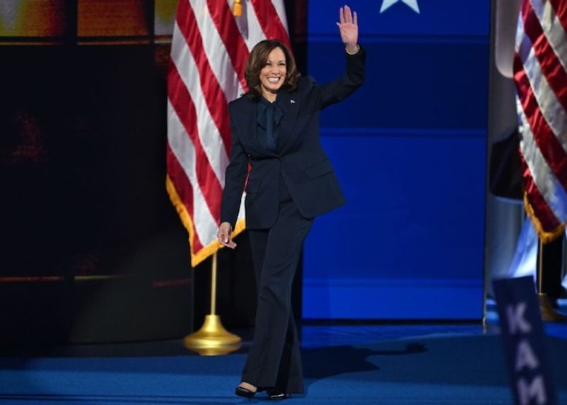 アメリカ大統領選で、民主党カマラ・ハリス副大統領の洗練パンツスーツルックの仕掛け人とは？