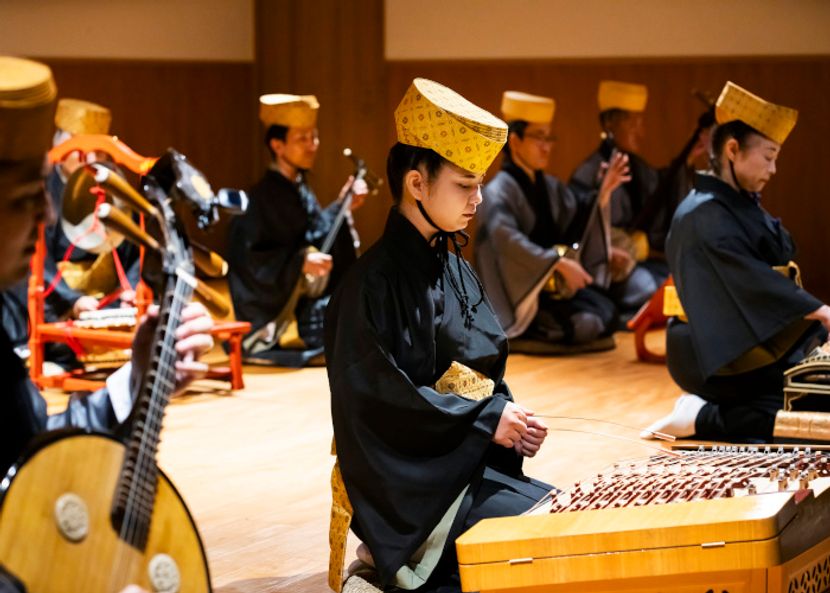 泡盛で乾杯。旧暦の新年に合わせ、琉球王国の正月を祝う宴