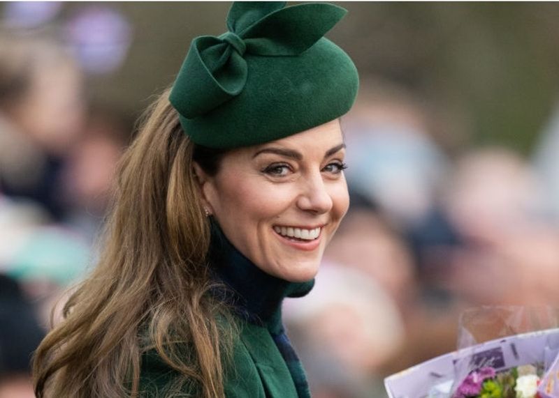 英・キャサリン皇太子妃がクリスマス礼拝に参列。ダークグリーンのコートを着回したエレガントな装いが絶賛される
