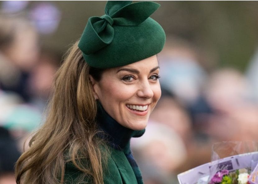 英・キャサリン皇太子妃がクリスマス礼拝に参列。ダークグリーンのコートを着回したエレガントな装いが絶賛される