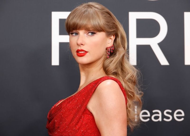 テイラー・スウィフトは真っ赤なミニドレスで登場、【グラミー賞2025】レッドカーペットのベストルック10選