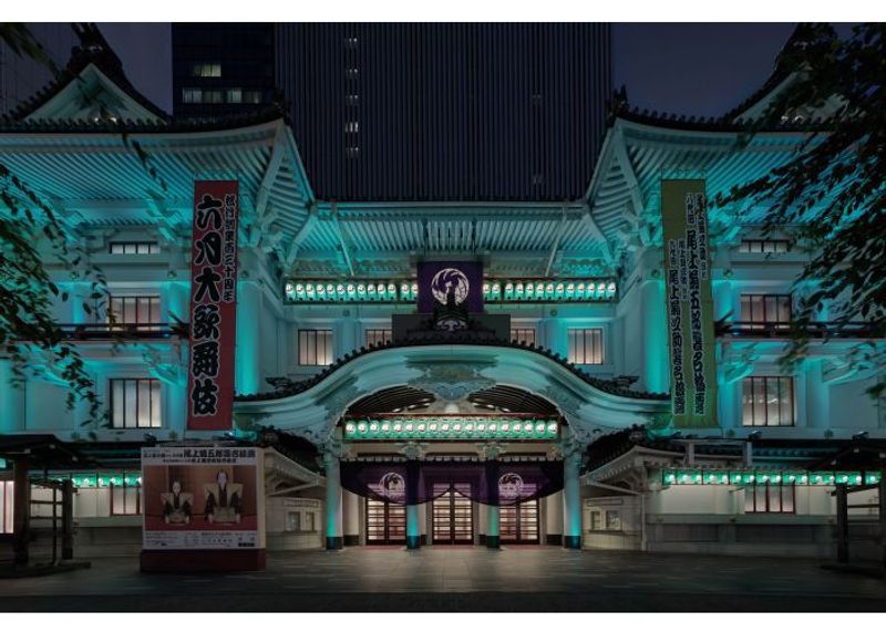 「ティファニー 銀座」オープンへの幕開けを記念する特別貸し切り公演を開催。歌舞伎座が一夜限りのティファニー ブルーに