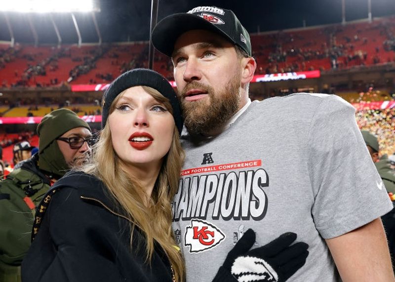 テイラー・スウィフトの婚約指輪はどこのブランド？ トラヴィス・ケルシーが贈った巨大なダイヤモンドのリングを徹底検証
