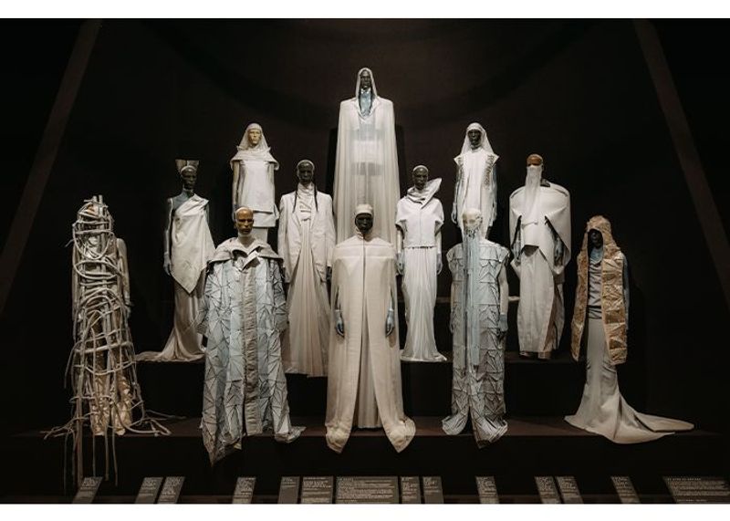 リック・オウエンス初の回顧展がパリで開催中