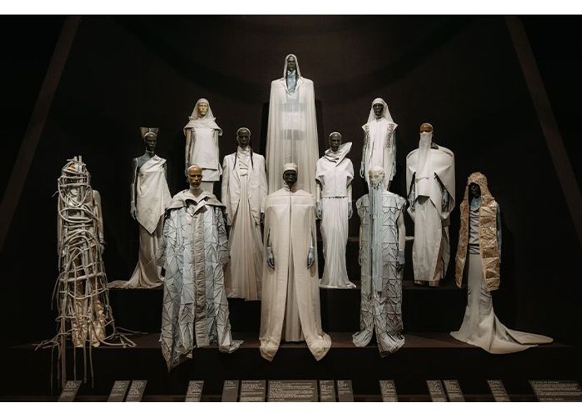 リック・オウエンス初の回顧展がパリで開催中
