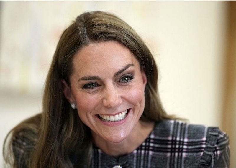 英・キャサリン皇太子妃が上品なチェック柄ワンピースで【秋のトレンド】を先取り。エリザベス女王をしのぶ公務に登場
