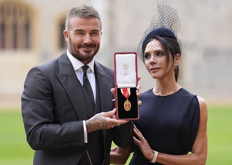 デービッド・ベッカム、ついにナイトの称号を授与され、「サー」に！ 妻ヴィクトリアが夫に贈った特別なギフトとは