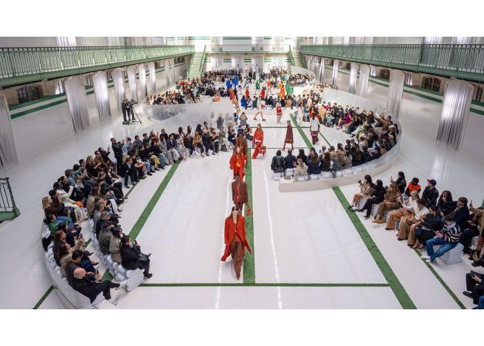 学校のホールがショー会場【マリ・クレールデジタル編集長のパリコレ