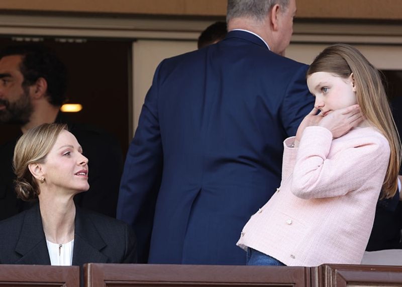 モナコ・シャルレーヌ公妃の11歳の娘ガブリエラ公女、デニムルックにブルネロ・クチネリのバレエシューズを合わせ、三笠宮家の彬子さまとラグビー観戦