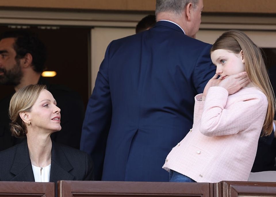 モナコ・シャルレーヌ公妃の11歳の娘ガブリエラ公女、デニムルックにブルネロ・クチネリのバレエシューズを合わせ、三笠宮家の彬子さまとラグビー観戦