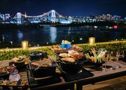 「ヒルトン東京お台場」で東京アクアシンフォニーを満喫。炭火焼き料理がセットになった特別プラン、部屋から観賞できる宿泊プランも