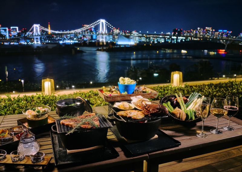 「ヒルトン東京お台場」で東京アクアシンフォニーを満喫。炭火焼き料理がセットになった特別プラン、部屋から観賞できる宿泊プランも