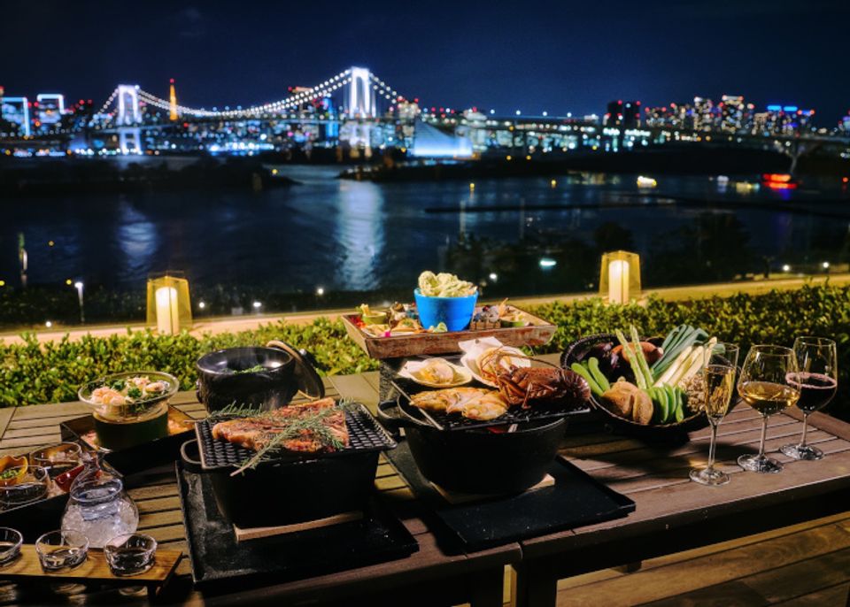 「ヒルトン東京お台場」で東京アクアシンフォニーを満喫。炭火焼き料理がセットになった特別プラン、部屋から観賞できる宿泊プランも