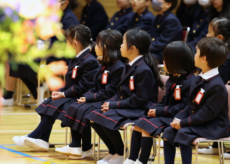 「marie claire PARIS」の制服で初登校　国立学園小学校で新制服の着用がスタート